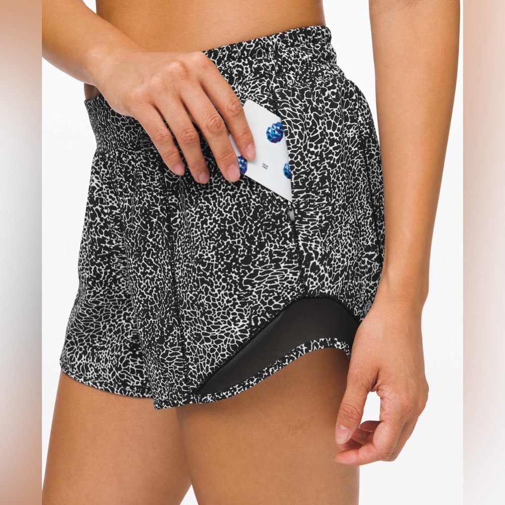 Lululemon Low Rise Hotty Hots 4 inch in Rare Limited Edition spotted design